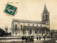 Nouvelle glise Saint-Pierre (1875)  Enfants posant sur l'actuel parking de la Maison de Village, devant le ct nord de l'glise. L'glise ainsi que le presbytre, aujourd'hui converti en mairie, furent offerts  la commune en 1878 par le Comte et la Comtesse du Douet de Graville, alors propritaire du chteau